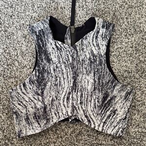 Lululemon Dark Blue and White Size 4 Crop Top